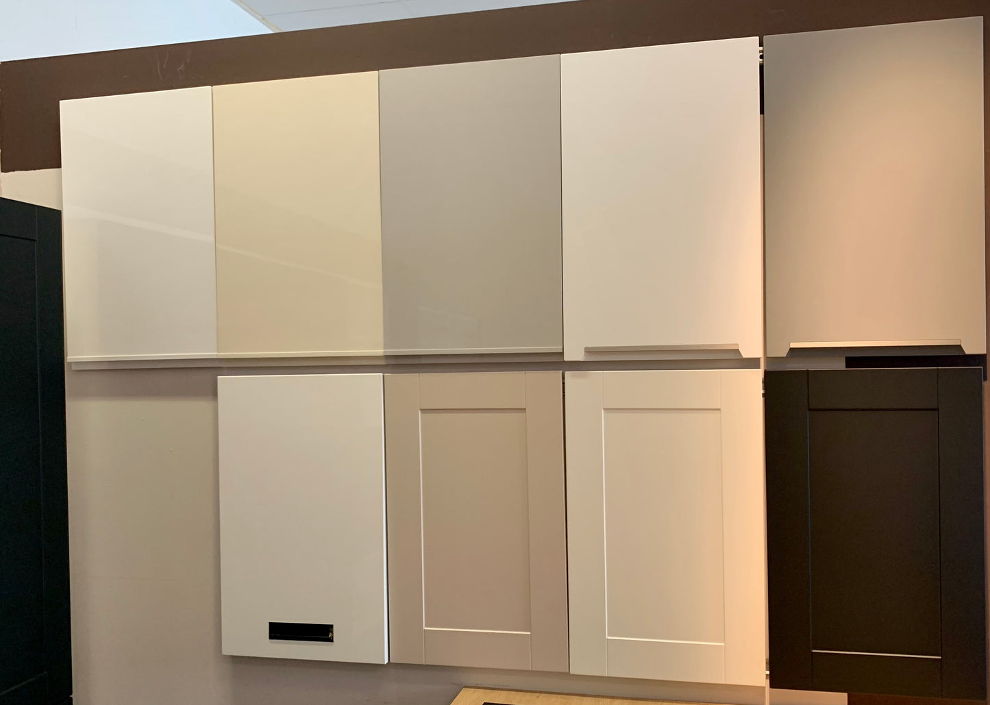 Expo 32 Sole White Kitchen with Island – Showroom Model in Flat-Pack