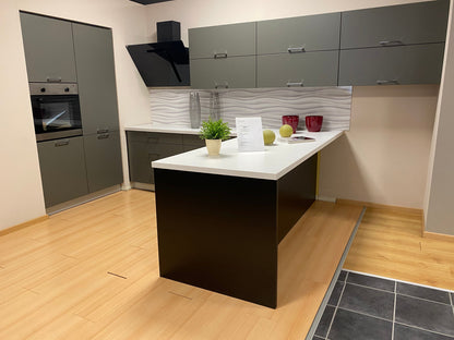 Custom Kitchens – €800 per linear metre