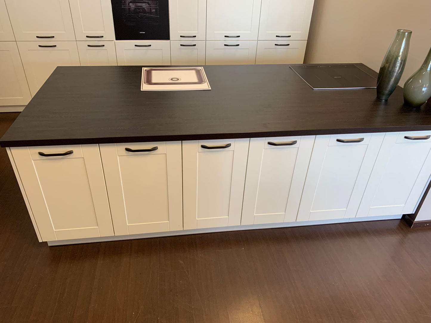 Expo 30 Edan White Kitchen with Island – Showroom Model in Flat-Pack