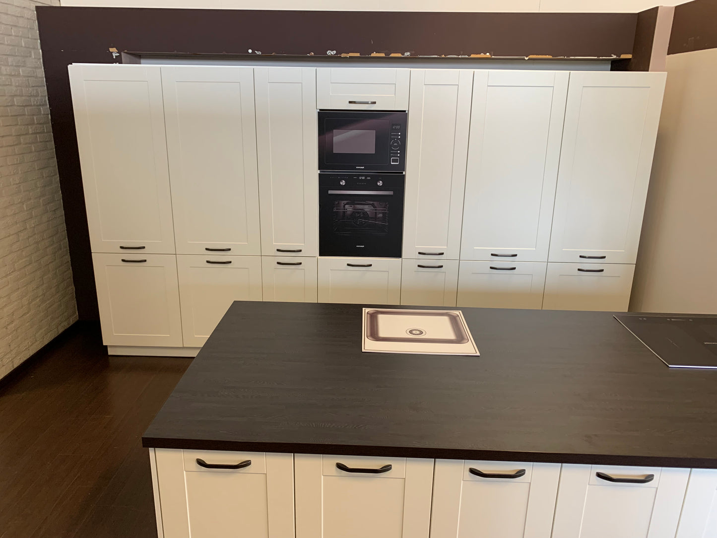Expo 30 Edan White Kitchen with Island – Showroom Model in Flat-Pack