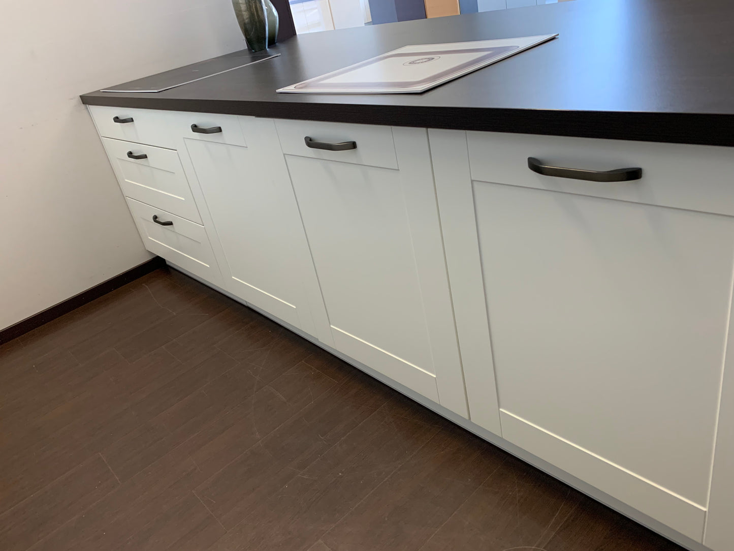 Expo 30 Edan White Kitchen with Island – Showroom Model in Flat-Pack
