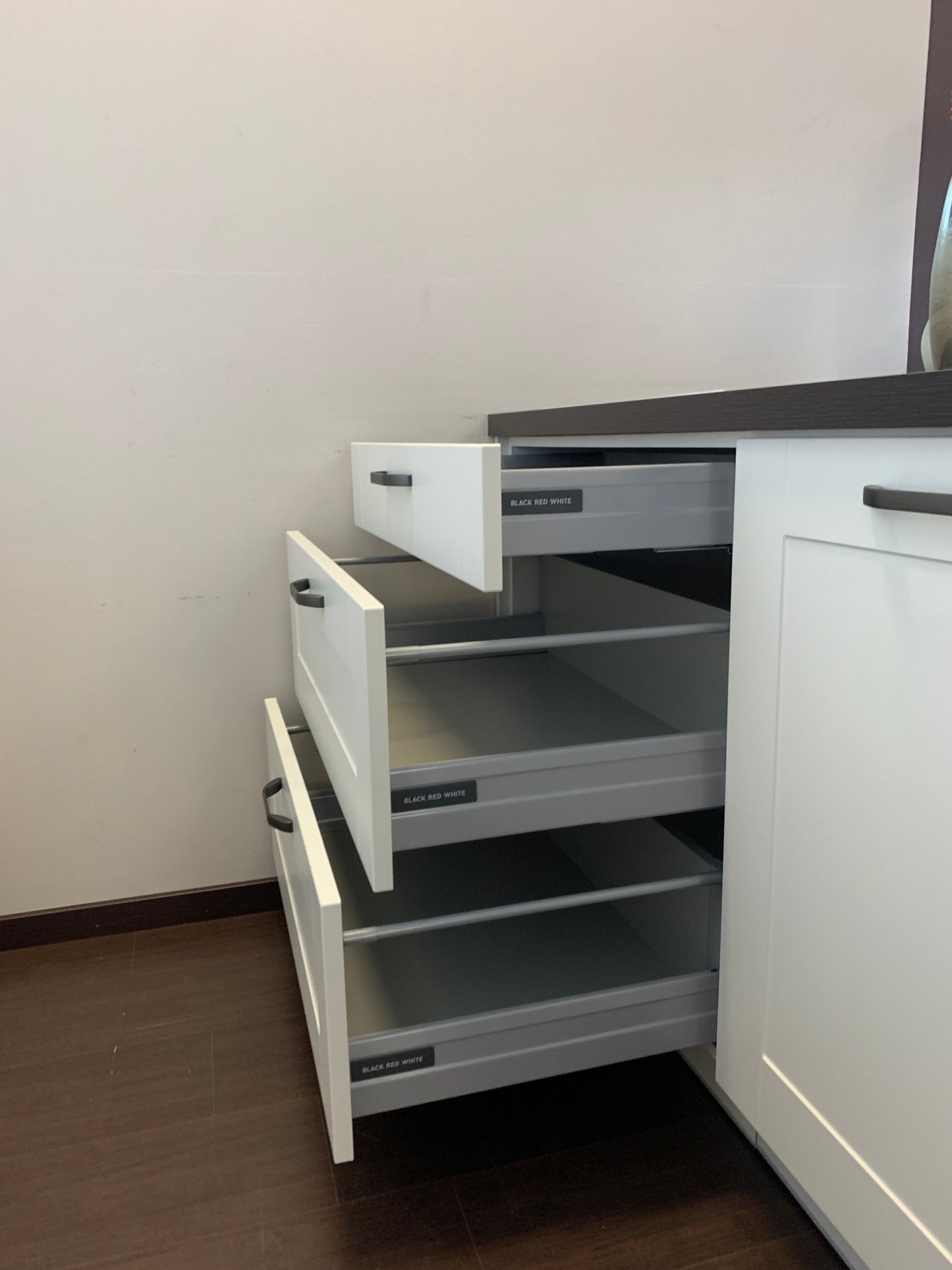 Expo 30 Edan White Kitchen with Island – Showroom Model in Flat-Pack