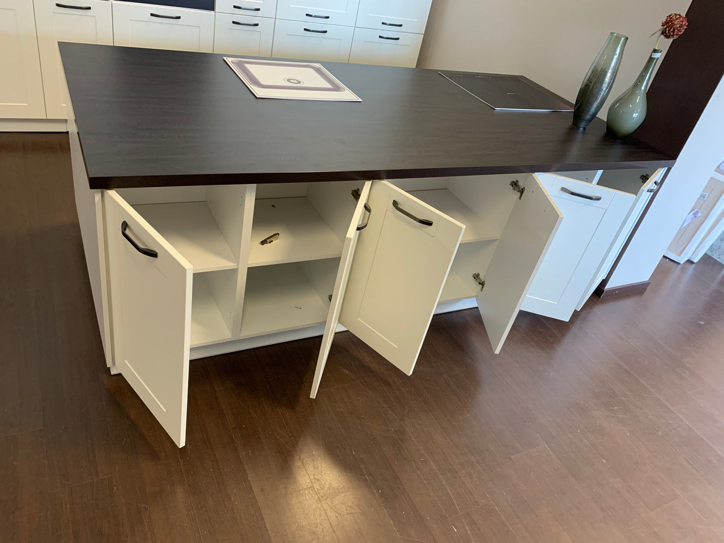 Expo 30 Edan White Kitchen with Island – Showroom Model in Flat-Pack