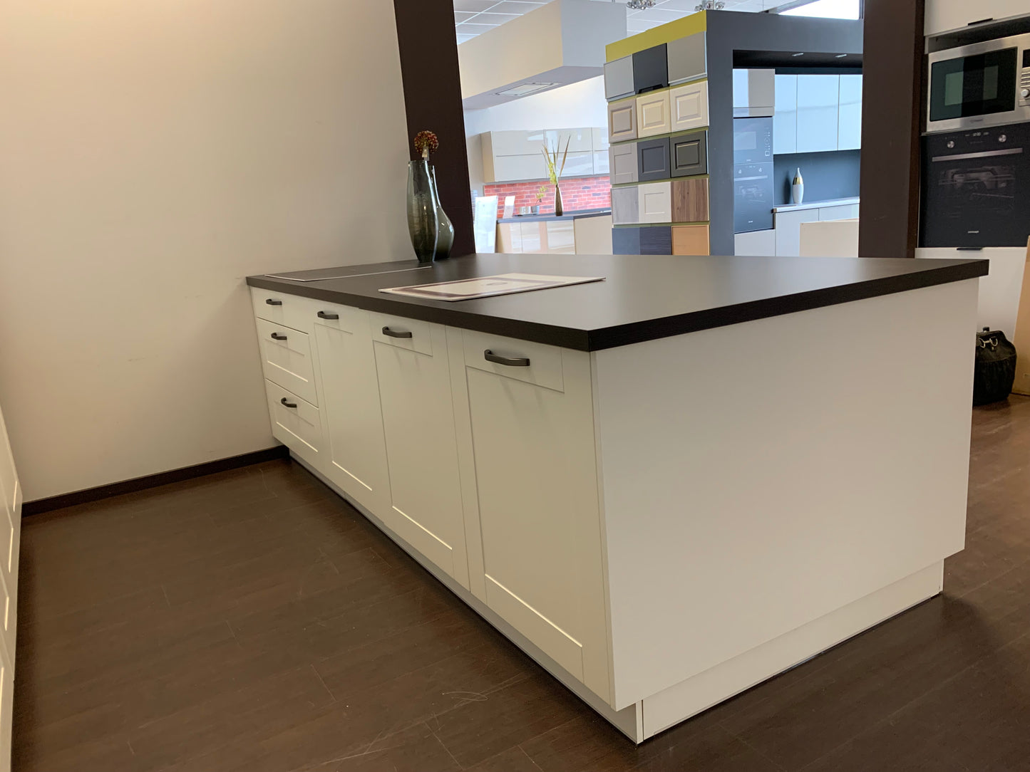 Expo 30 Edan White Kitchen with Island – Showroom Model in Flat-Pack