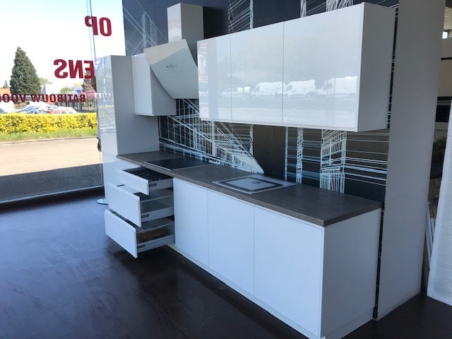 Expo 27 Sole White Modern Straight Kitchen
