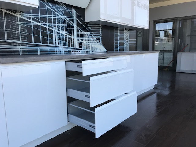 Expo 27 Sole White Modern Straight Kitchen