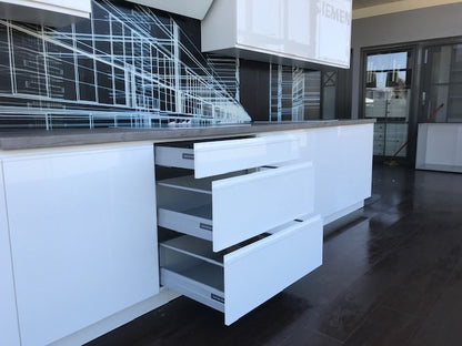 Expo 27 Sole White Modern Straight Kitchen