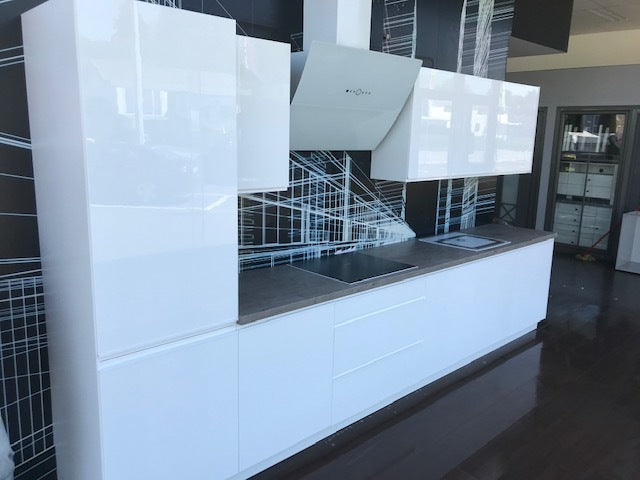 Expo 27 Sole White Modern Straight Kitchen