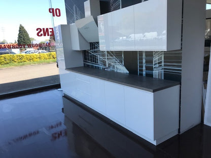 Expo 27 Sole White Modern Straight Kitchen