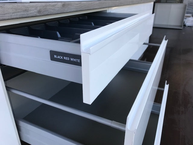 Expo 27 Sole White Modern Straight Kitchen