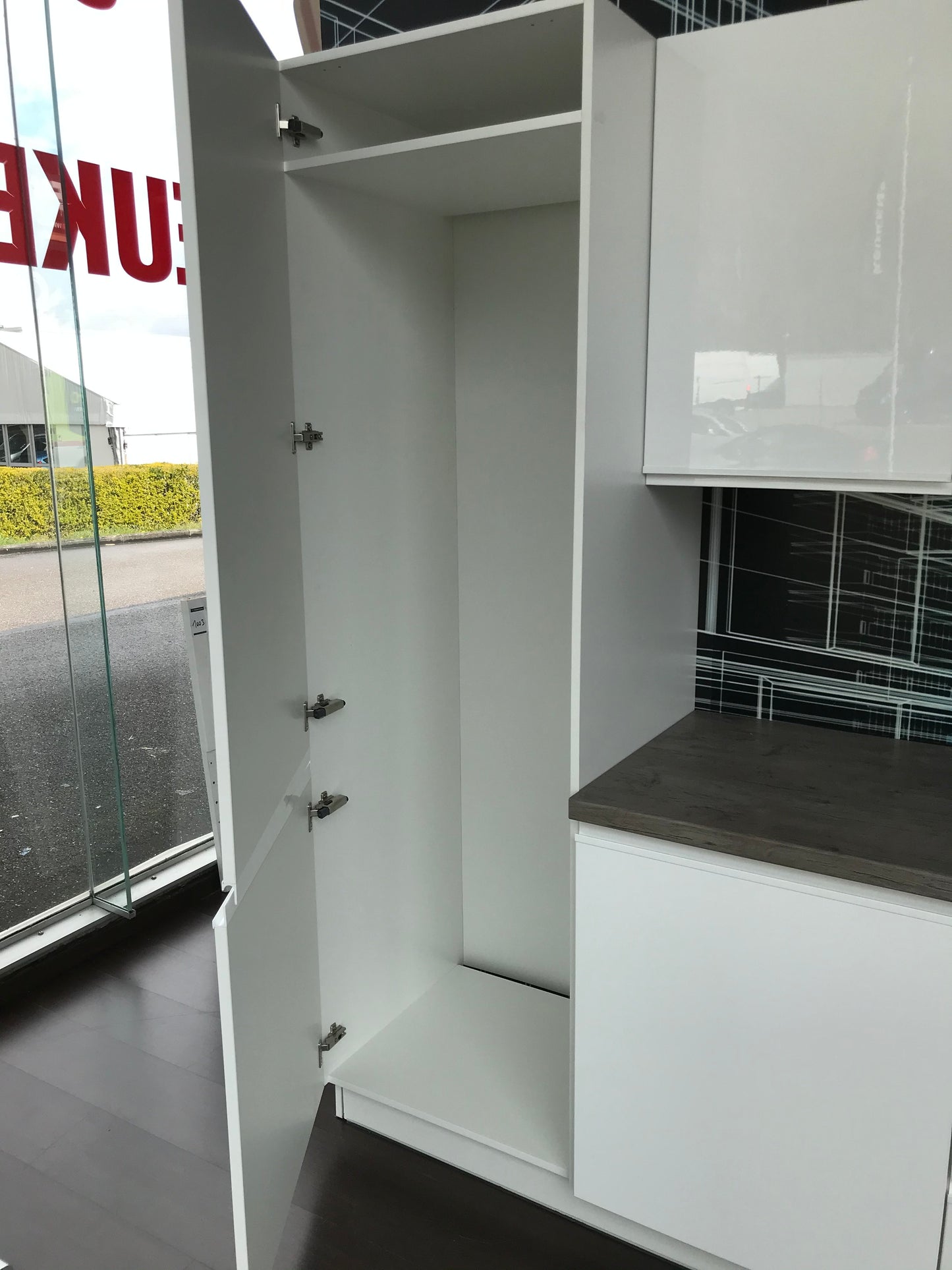 Expo 27 Sole White Modern Straight Kitchen