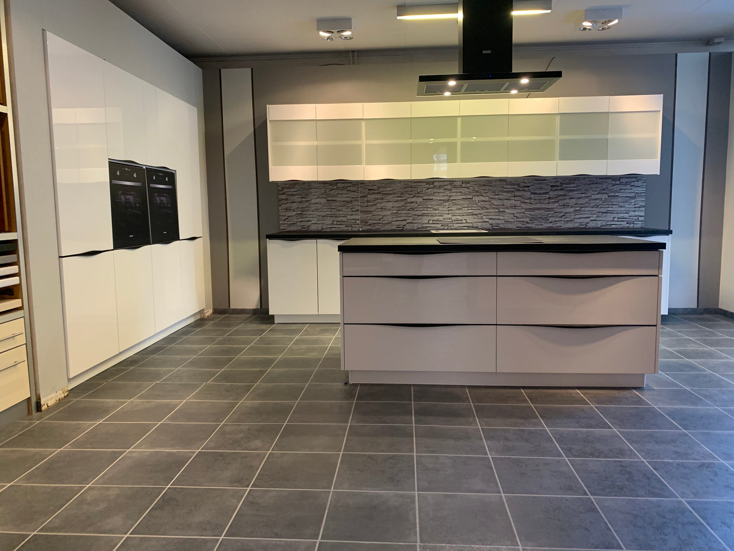 Expo 4 Vitre Modern High-Gloss Island Kitchen