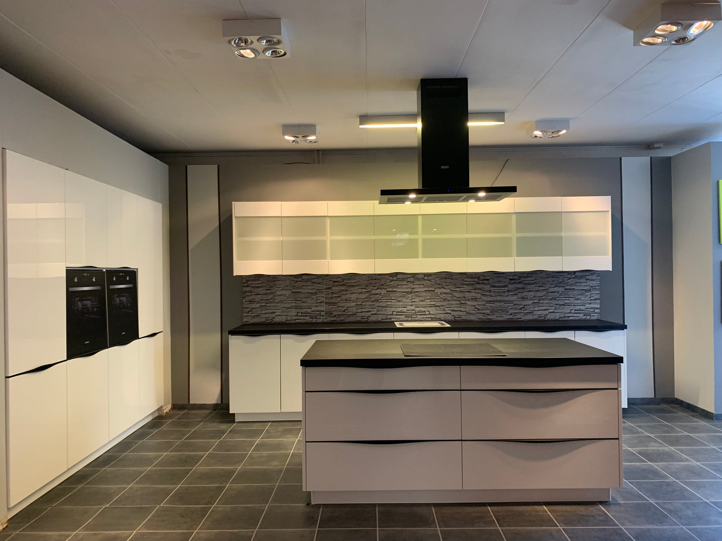 Expo 4 Vitre Modern High-Gloss Island Kitchen