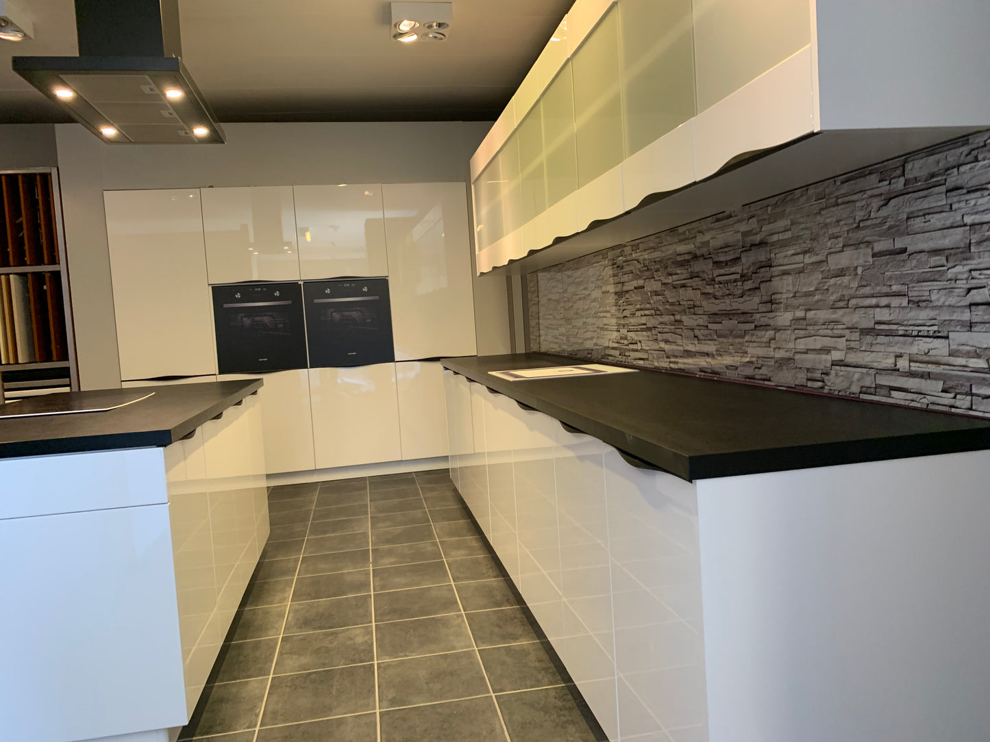Expo 4 Vitre Modern High-Gloss Island Kitchen
