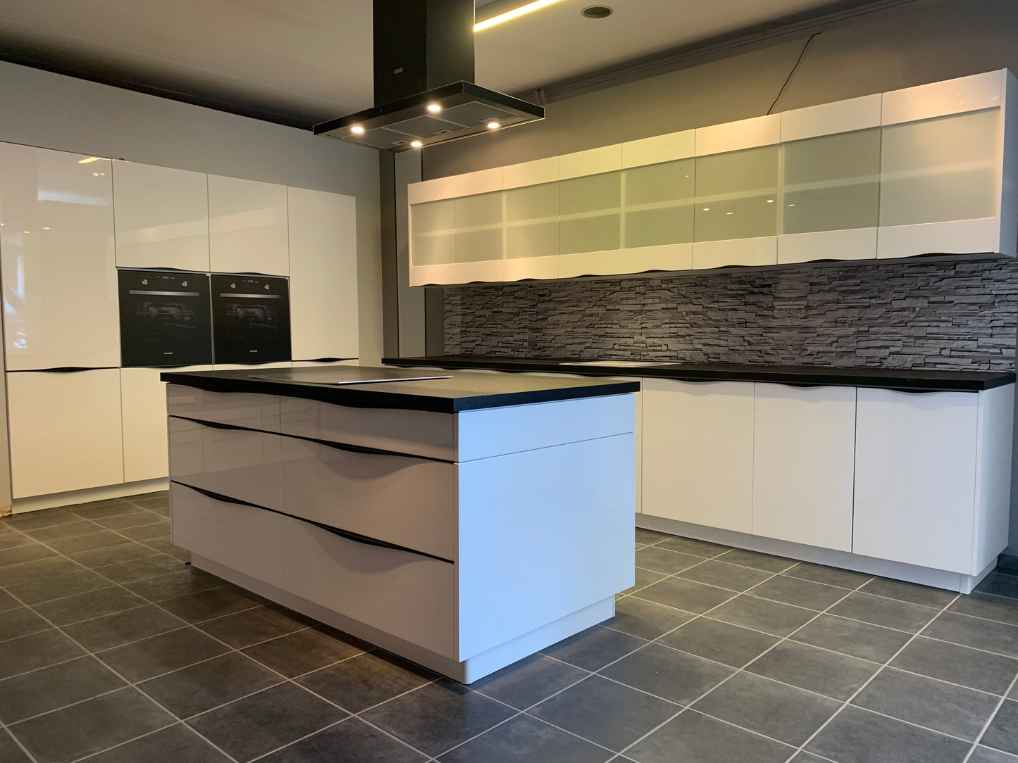 Expo 4 Vitre Modern High-Gloss Island Kitchen