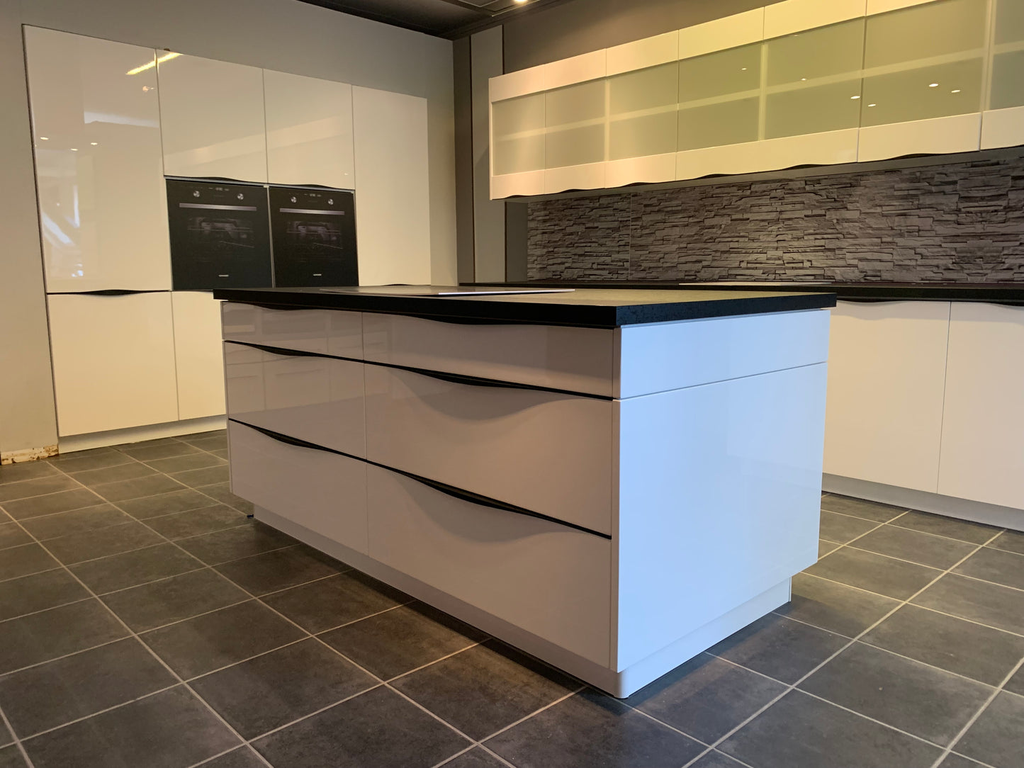 Expo 4 Vitre Modern High-Gloss Island Kitchen