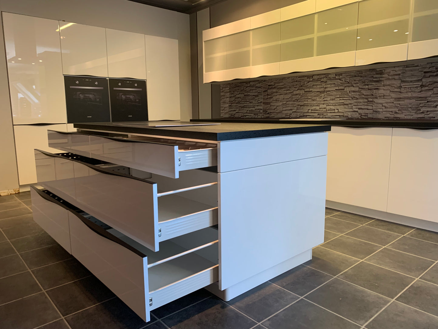 Expo 4 Vitre Modern High-Gloss Island Kitchen