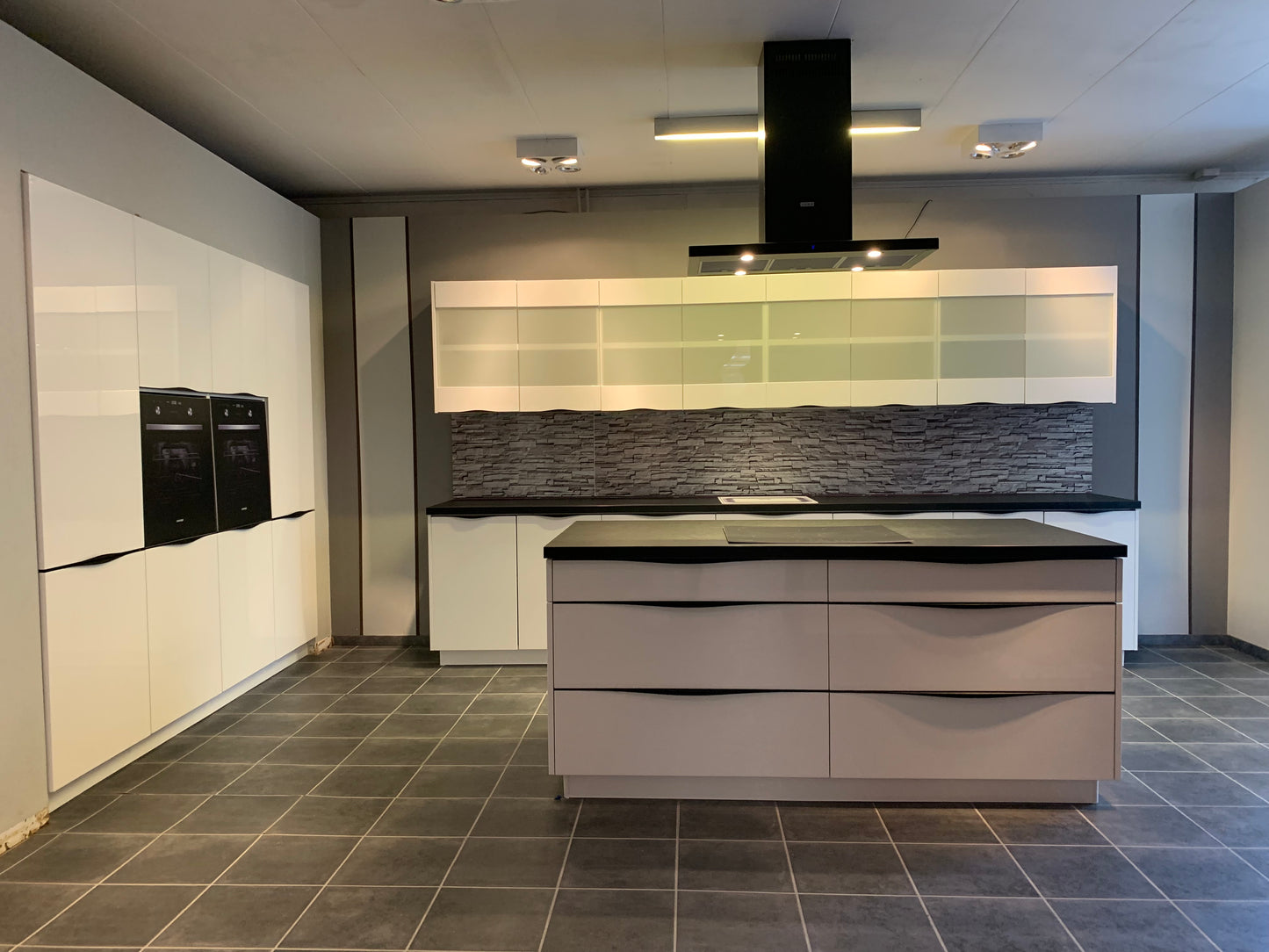 Expo 4 Vitre Modern High-Gloss Island Kitchen
