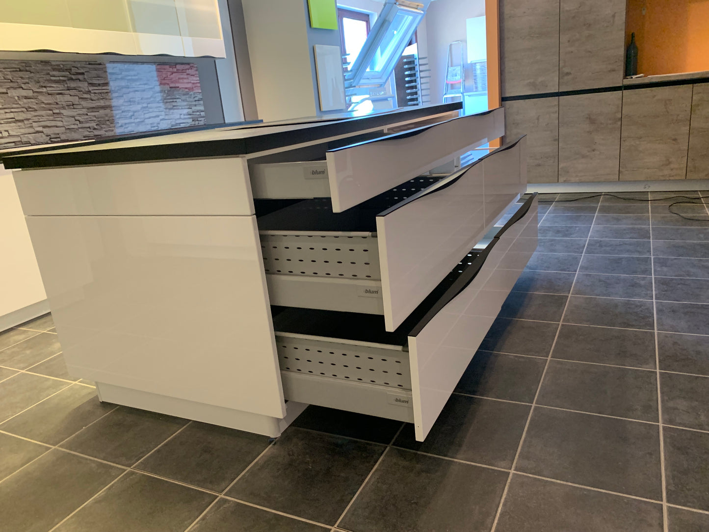 Expo 4 Vitre Modern High-Gloss Island Kitchen