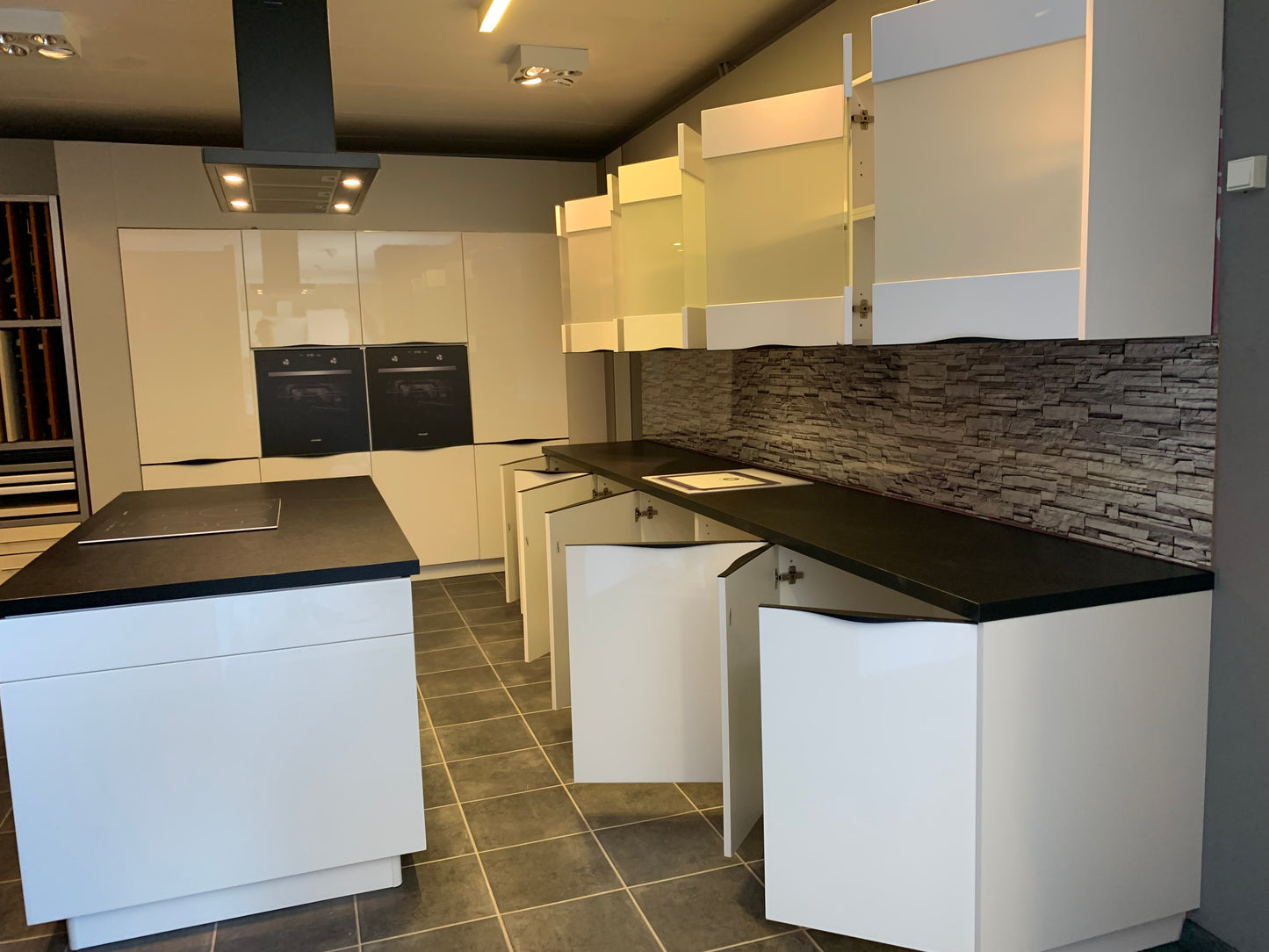 Expo 4 Vitre Modern High-Gloss Island Kitchen