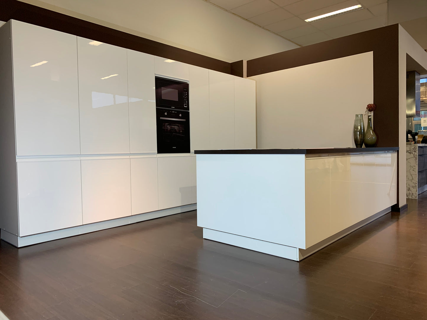 Expo 32 Sole White Kitchen with Island – Showroom Model in Flat-Pack