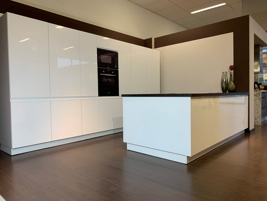 Expo 32 Sole White Kitchen with Island – Showroom Model in Flat-Pack