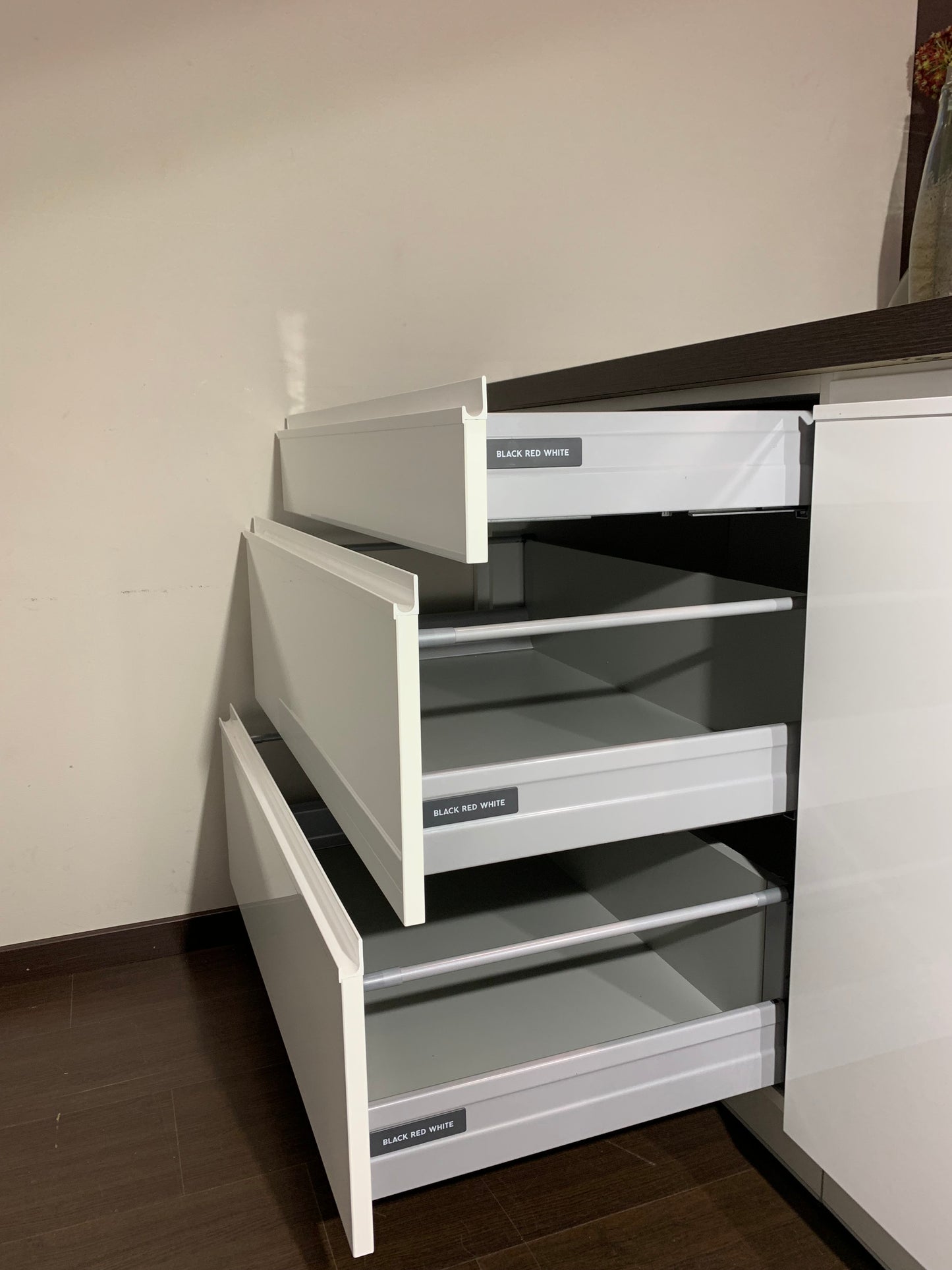 Expo 32 Sole White Kitchen with Island – Showroom Model in Flat-Pack