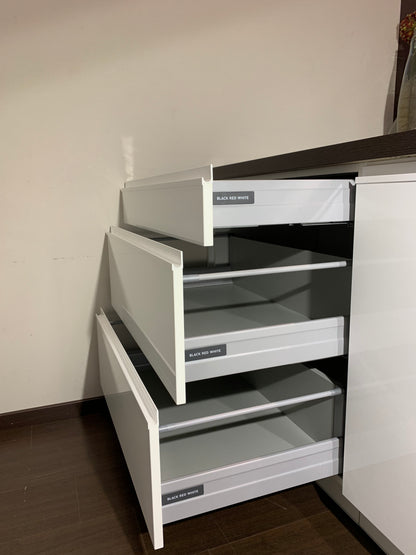 Expo 32 Sole White Kitchen with Island – Showroom Model in Flat-Pack
