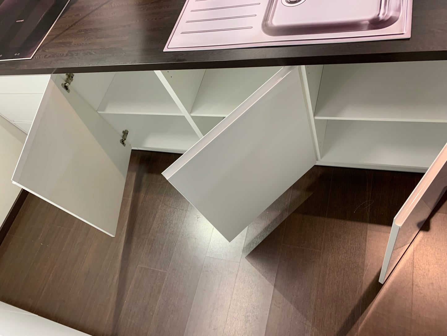Expo 32 Sole White Kitchen with Island – Showroom Model in Flat-Pack