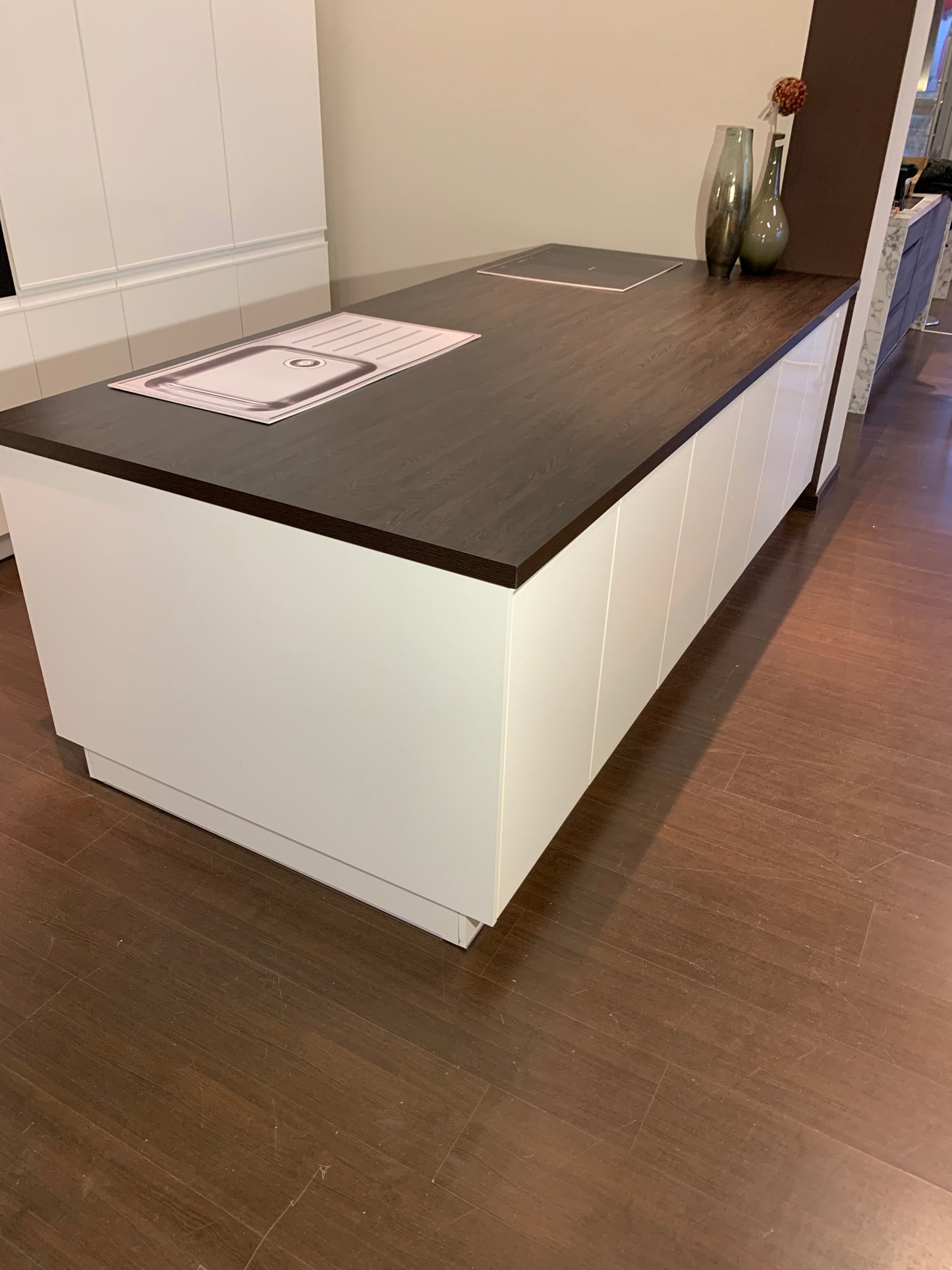 Expo 32 Sole White Kitchen with Island – Showroom Model in Flat-Pack