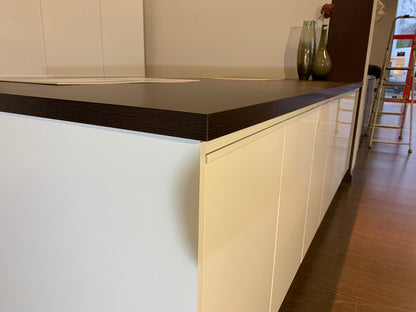 Expo 32 Sole White Kitchen with Island – Showroom Model in Flat-Pack