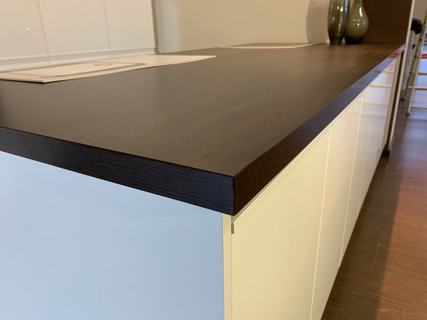 Expo 32 Sole White Kitchen with Island – Showroom Model in Flat-Pack