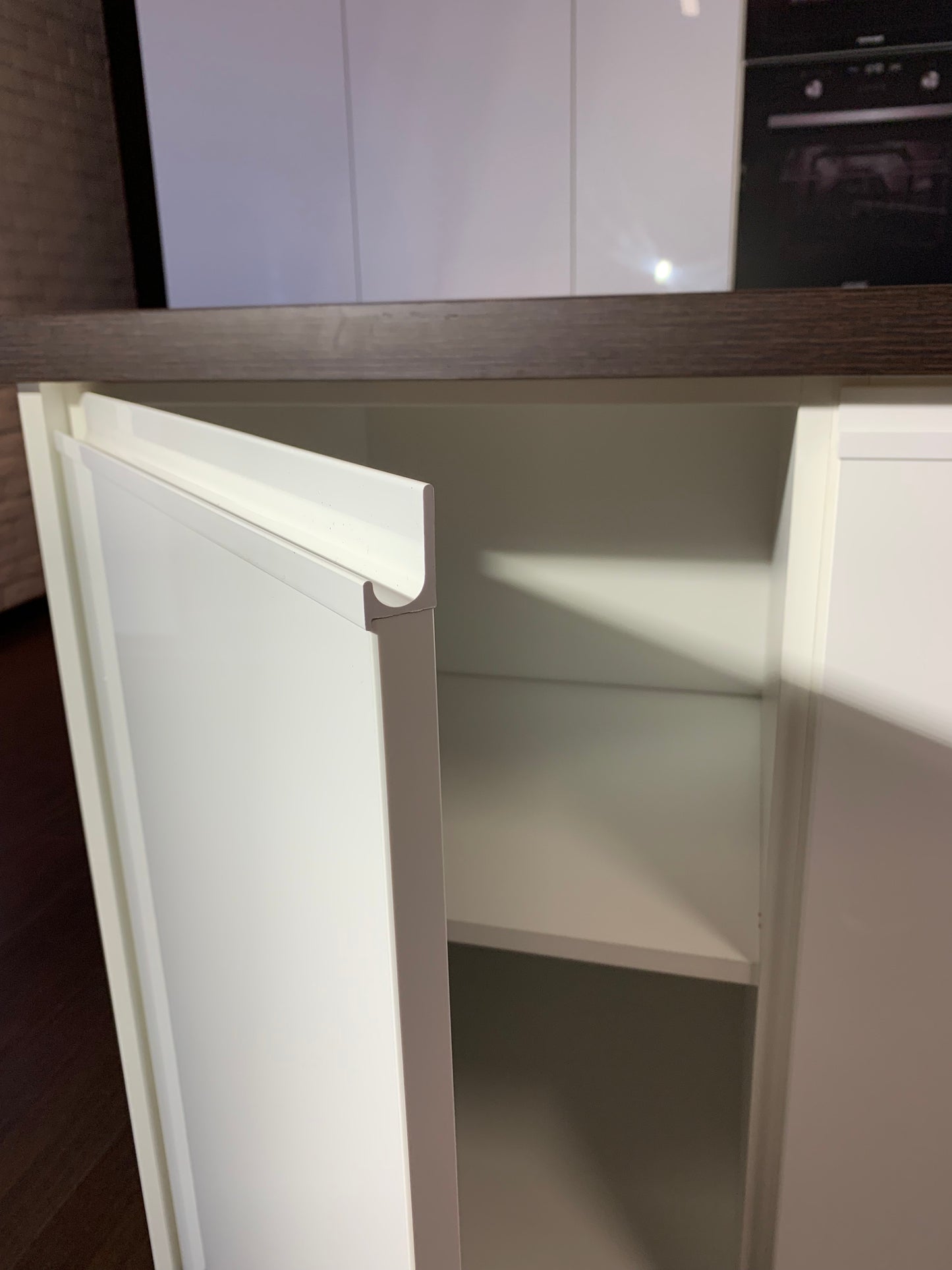 Expo 32 Sole White Kitchen with Island – Showroom Model in Flat-Pack