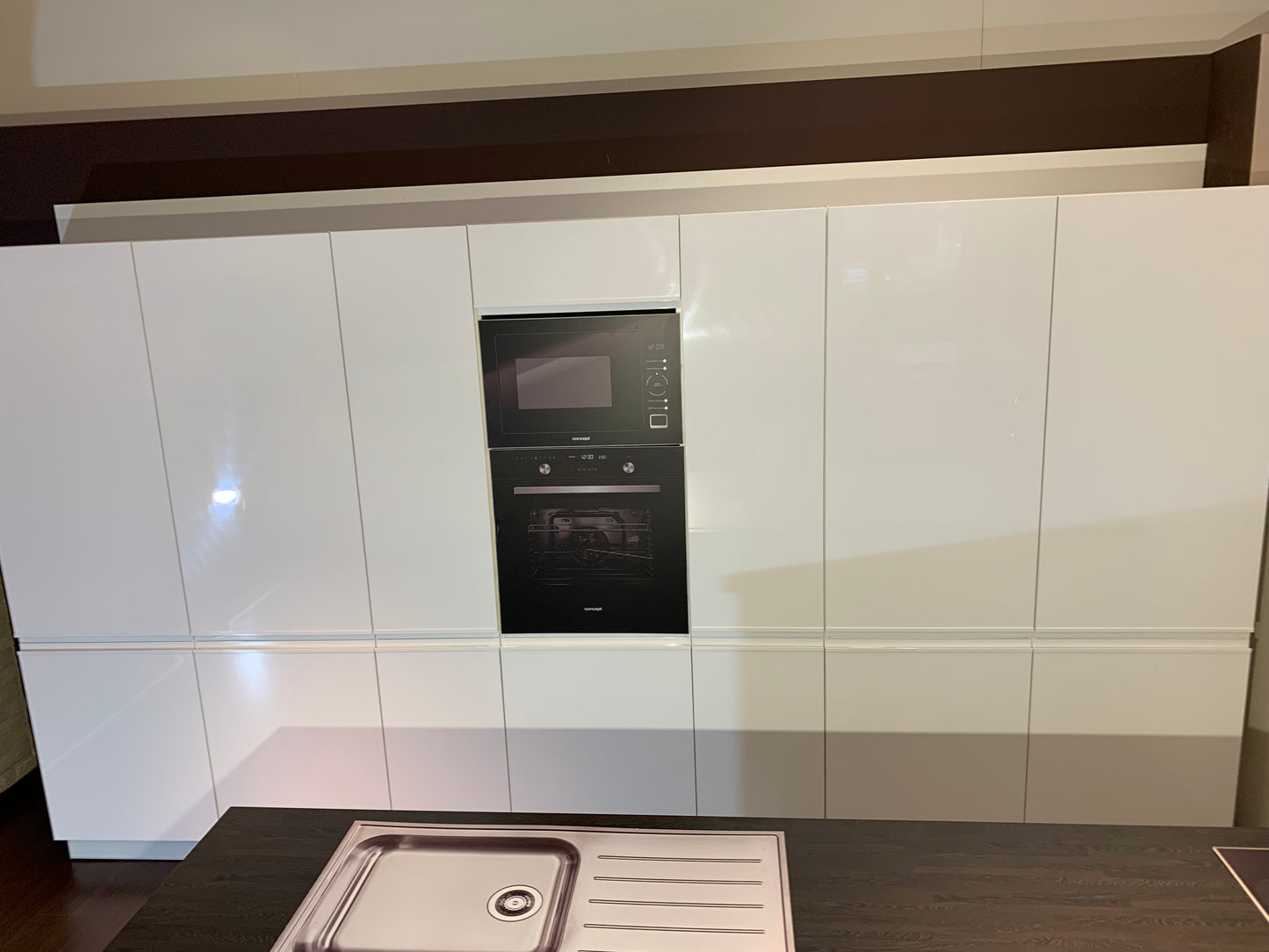 Expo 32 Sole White Kitchen with Island – Showroom Model in Flat-Pack