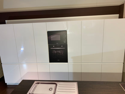 Expo 32 Sole White Kitchen with Island – Showroom Model in Flat-Pack
