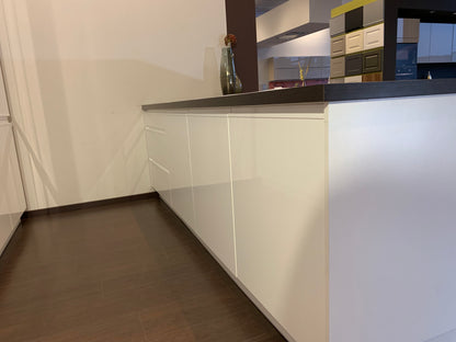 Expo 32 Sole White Kitchen with Island – Showroom Model in Flat-Pack