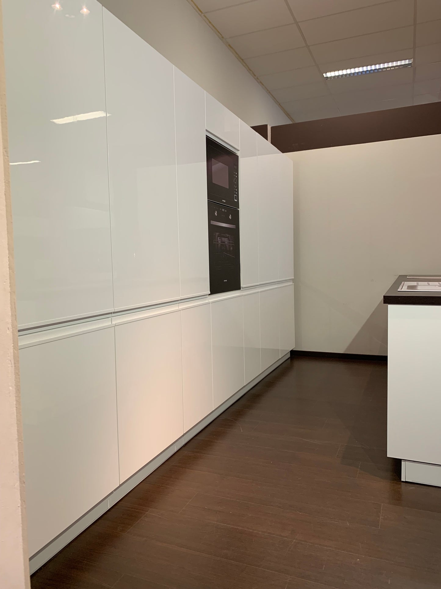 Expo 32 Sole White Kitchen with Island – Showroom Model in Flat-Pack
