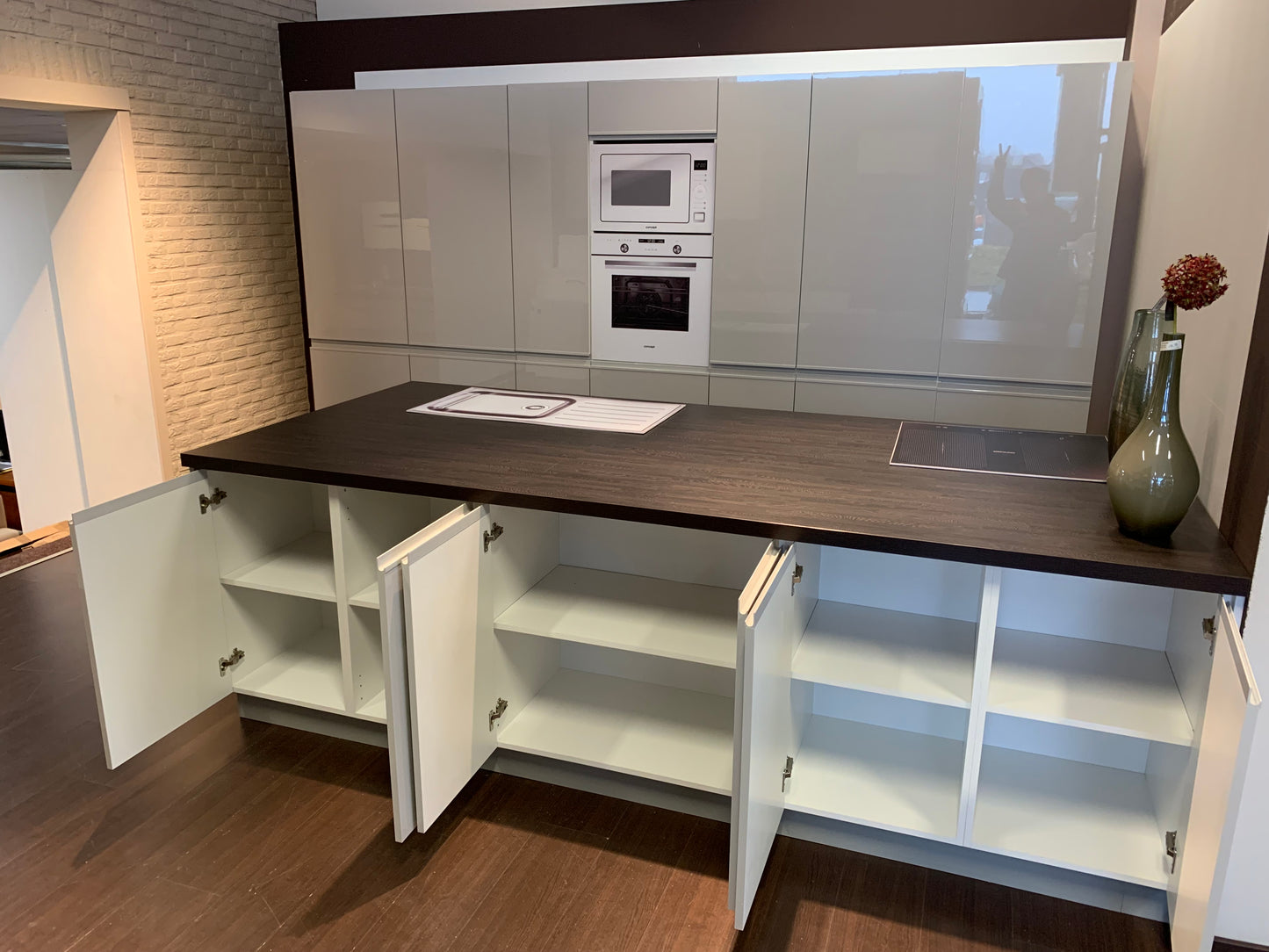 Expo 35 Sole Grey Kitchen with Island – Showroom Model in Flat-Pack