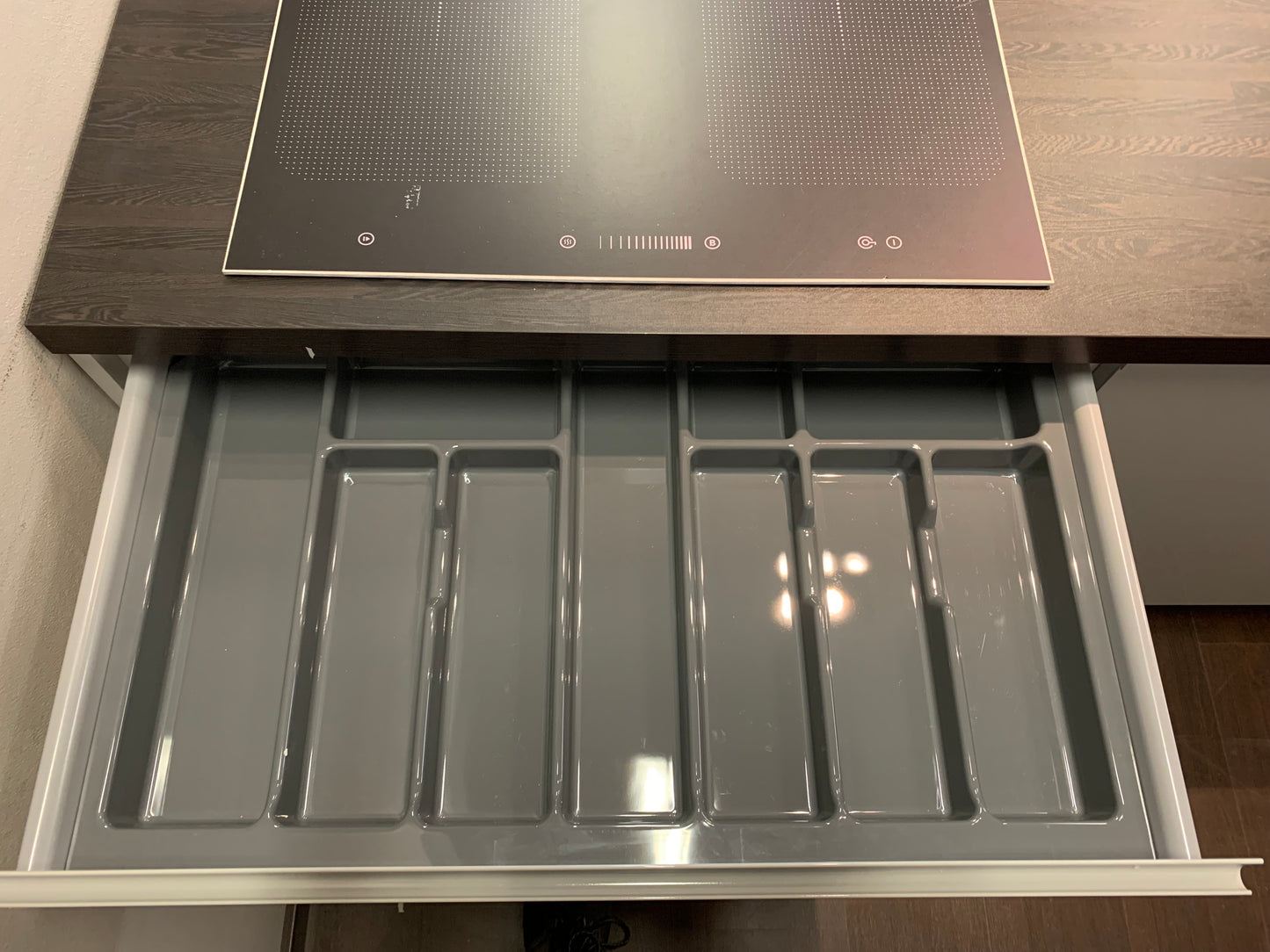 Expo 35 Sole Grey Kitchen with Island – Showroom Model in Flat-Pack