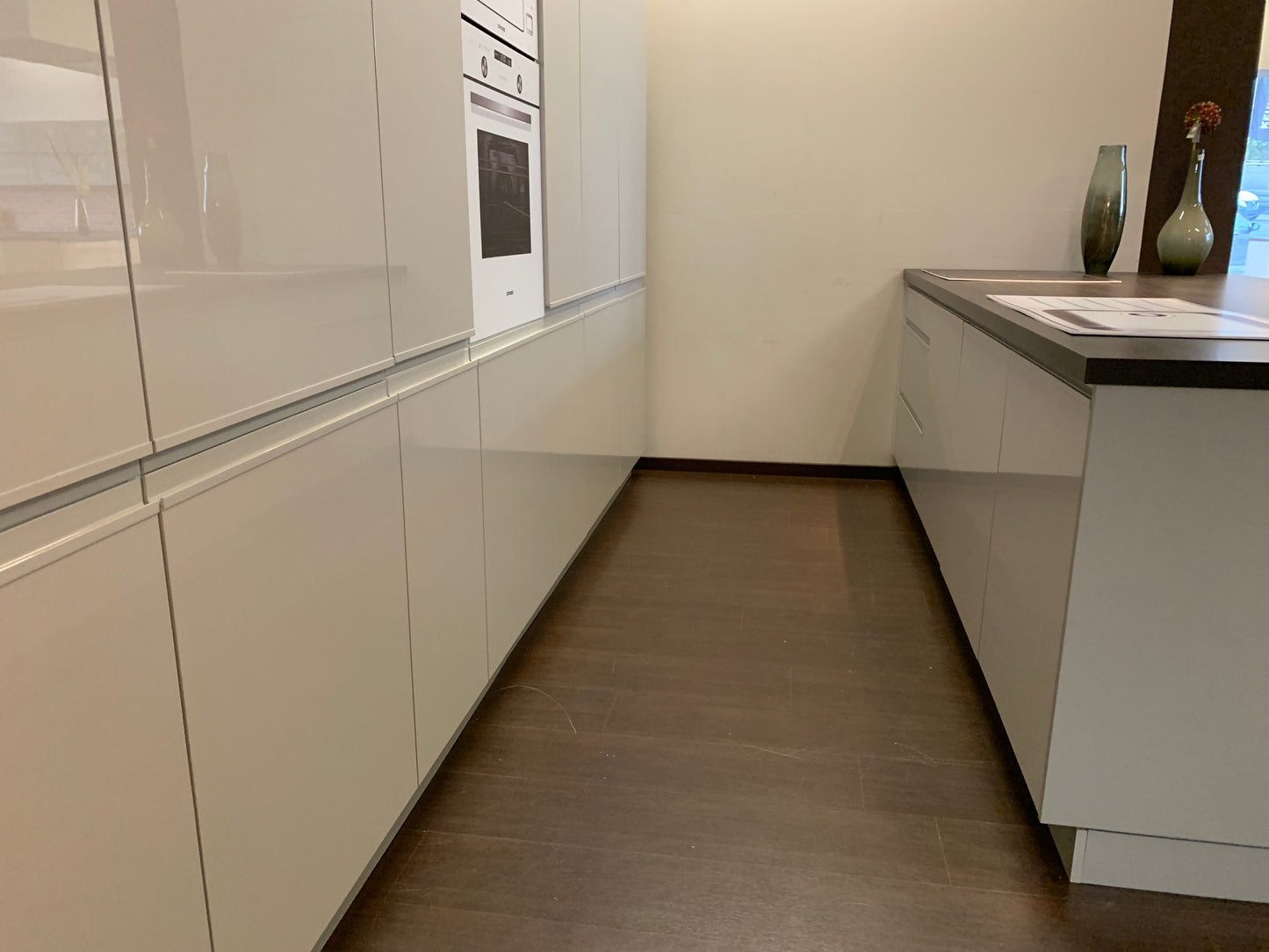 Expo 35 Sole Grey Kitchen with Island – Showroom Model in Flat-Pack