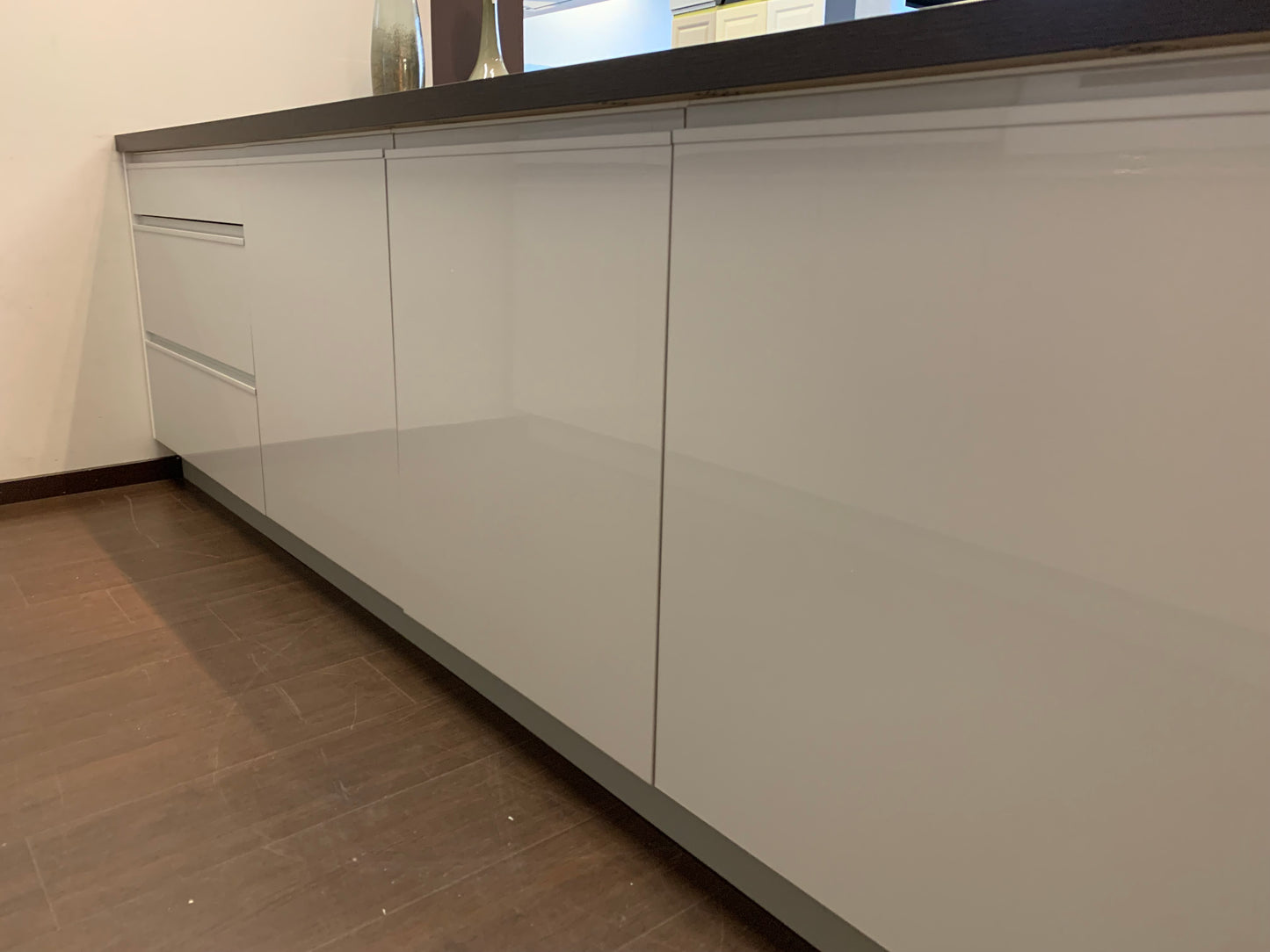 Expo 35 Sole Grey Kitchen with Island – Showroom Model in Flat-Pack