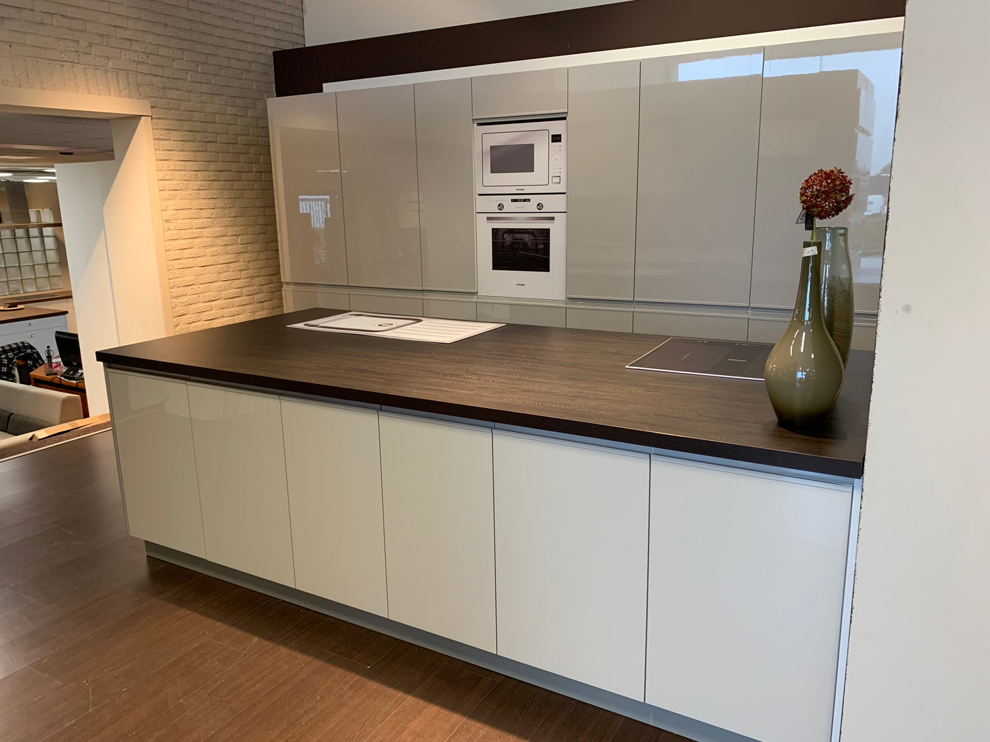 Expo 35 Sole Grey Kitchen with Island – Showroom Model in Flat-Pack