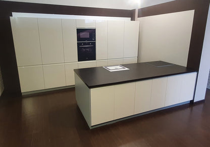 Expo 3 Sole Magnolia Kitchen with Island – Showroom Model in Flat-Pack