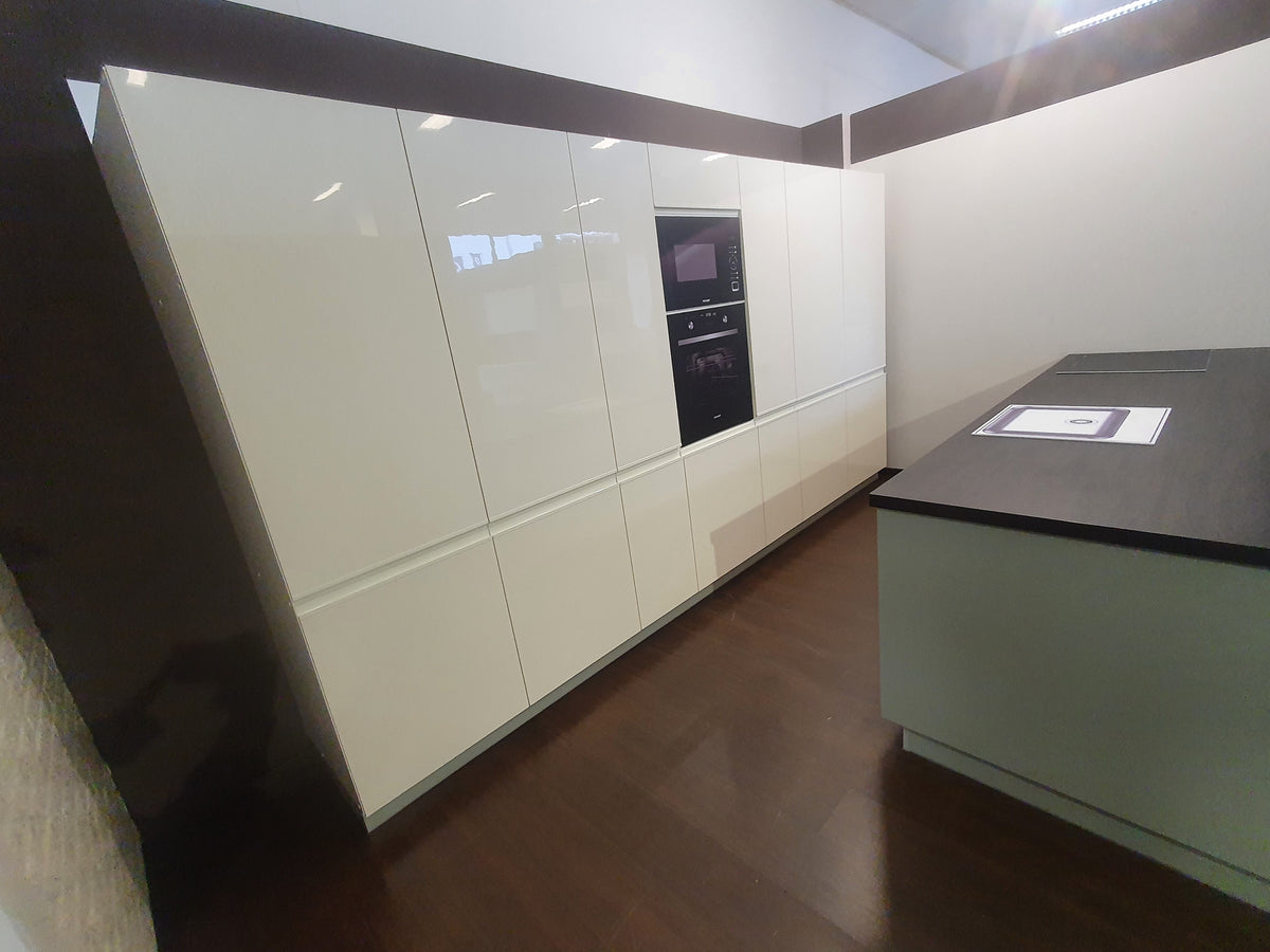 Expo 3 Sole Magnolia Kitchen with Island – Showroom Model in Flat-Pack
