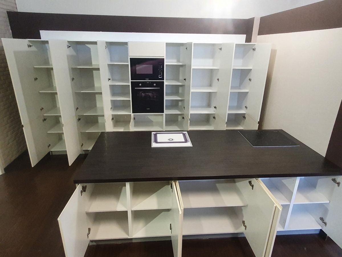 Expo 3 Sole Magnolia Kitchen with Island – Showroom Model in Flat-Pack