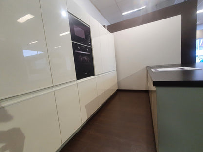 Expo 3 Sole Magnolia Kitchen with Island – Showroom Model in Flat-Pack