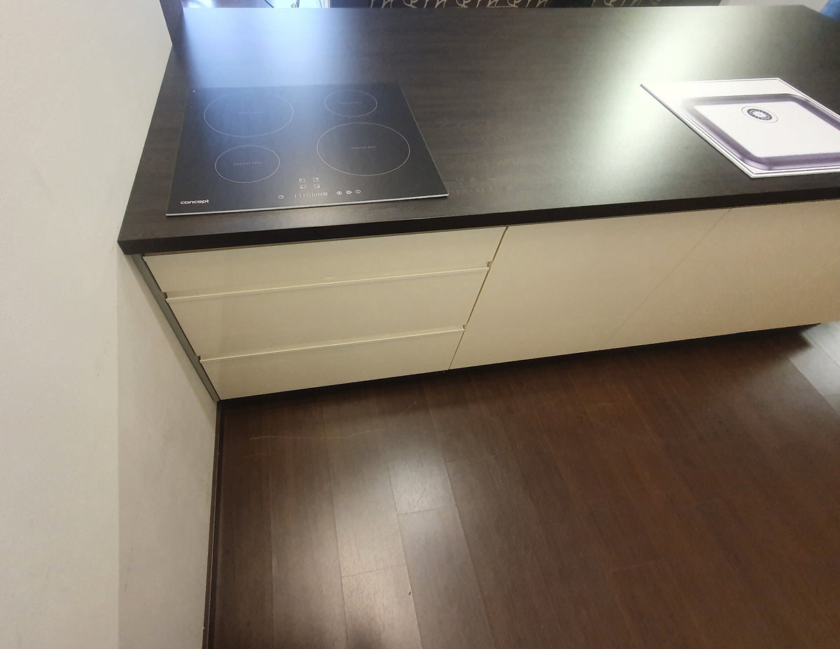 Expo 3 Sole Magnolia Kitchen with Island – Showroom Model in Flat-Pack