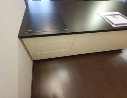 Expo 3 Sole Magnolia Kitchen with Island – Showroom Model in Flat-Pack