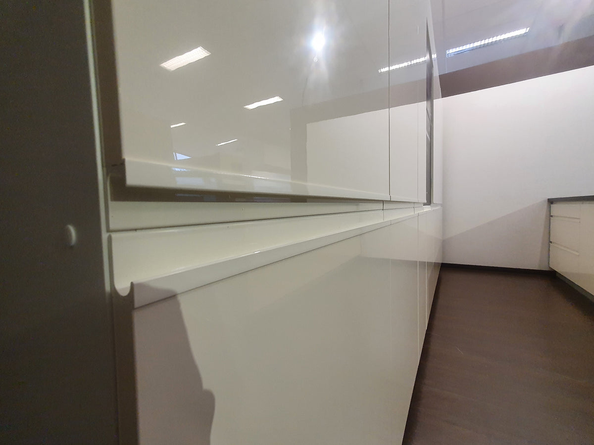 Expo 3 Sole Magnolia Kitchen with Island – Showroom Model in Flat-Pack