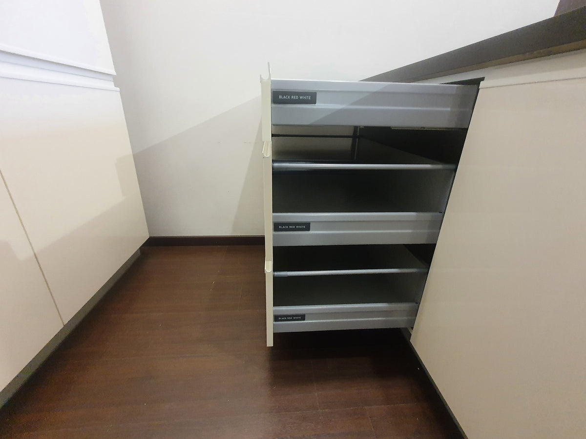 Expo 3 Sole Magnolia Kitchen with Island – Showroom Model in Flat-Pack